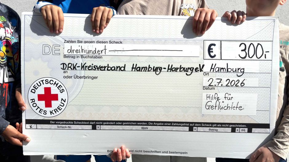 Eine Spende in Höhe von 300 Euro, selbst eingenommen über den Verkauf von Kuchen an ihrer Schule, überreichten vier Kinder der Grundschule Georg-Kerschensteiner jetzt an das DRK. Foto: DRK Hamburg-Harburg