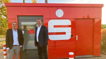 Der Vorstandsvorsitzende Andreas Sommer (rechts) und Regionalleiter Ingo Gräper (links) haben den modernen SB-Pavillon der Sparkasse Harburg-Buxtehude in Garstedt eröffnet. Foto: ein
