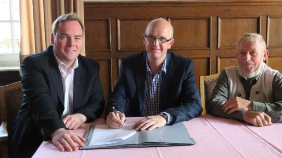 Bürgermeister André Wiese (von links), Verbandsvorsteher Christoph Sander und stellvertretender Verbandsvorsteher Heinrich Schröder. | Foto: ein