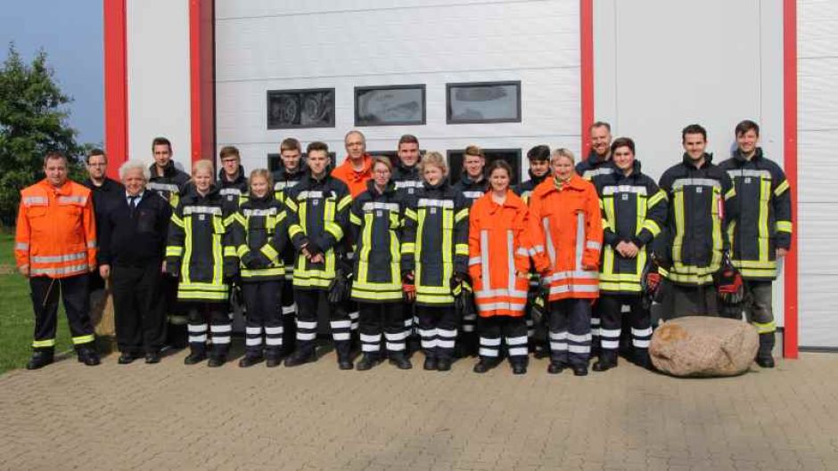 17 neue Feuerwehrleute der Gemeinde Rosengarten wurden für den Feuerwehrdienst ausgebildet. | Foto: ein