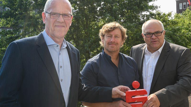 Joachim Bode (von links) und Bernd Meyer als Vertreter der Stiftung für Stifter der Sparkassse Harburg-Buxtehude freuen sich, Holger Bohm die Unterstützung für die Offline-Reise übermitteln zu können. | Foto: Niels Kreller