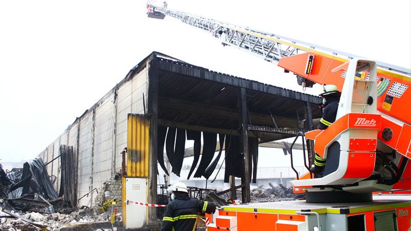 Im Stenzelring in Wilhelmsburg werden die letzten Glutherde von der Feuerwehr gelöscht und die Abrissarbeiten an der Halle haben begonnen. | Foto: HamburgNews