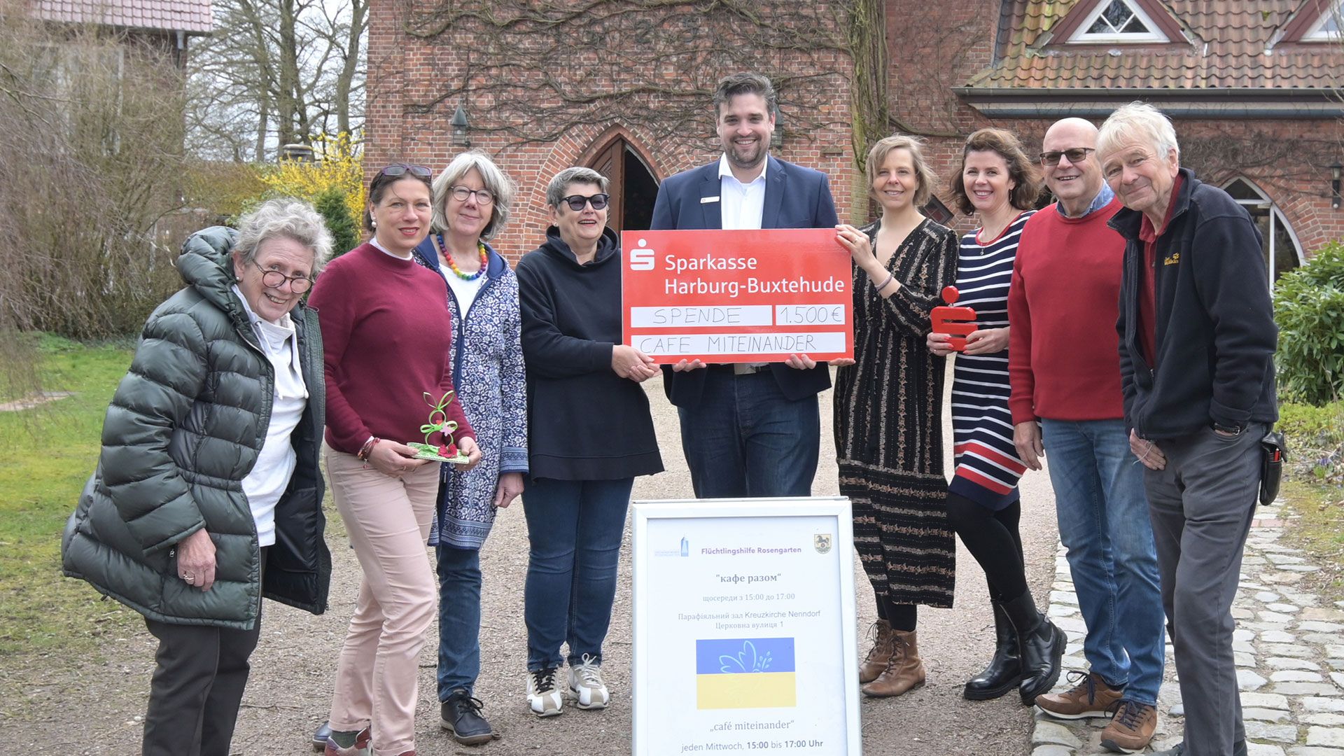 Engagieren sich für die Integration ukrainischer Geflüchteter: Elisabeth Pawella (von links, ehrenamtlich Deutschunterricht), Annette Schmalfeld (ehrenamtlich Basteln mit Kindern), Barbara Hempel (Café Miteinander), Angelika Leiteritz (Café Miteinander), Peter Wist (Sparkasse Harburg-Buxtehude), Alina Kibbel (Gemeinde Rosengarten, Bündnis für Familie), Tatjana Völk (Sprachkundlerin, ehrenamtlich Übersetzungen, Formulare etc.), Jörg Leiteritz (Flüchtlingshilfe Rosengarten), Rudolf Abrams (Vorstand Präventionsrat Rosengarten e. V.) | Foto: Sparkasse