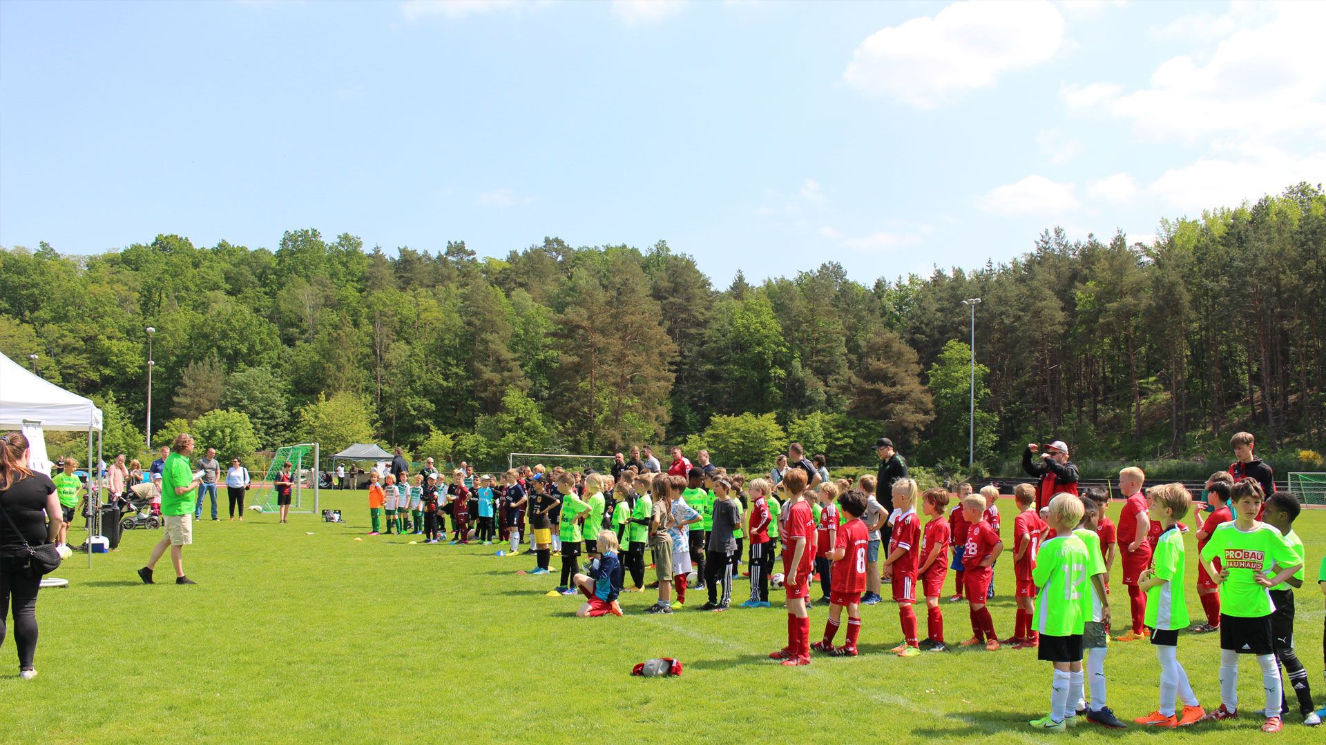 In Scharen strömte der Fußballnachwuchs auf den Opferberg-Sportplatz zum 3. Edmund-Dalitz-Pfingstcup der Hausbruch-Neugrabener Turnerschaft (HNT). | Foto: HNT