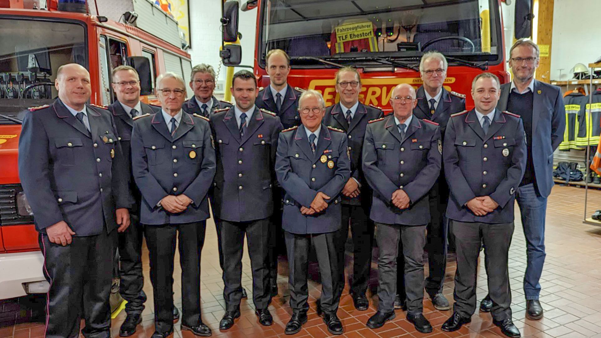 Beförderte, Geehrte und Ehrengäste: Dirk Behmer (von links), Andreas Claus, Alfred Scheurer, Christian Esselun, Tobias Renk, Sören Krones, Ingo Rather, Volker Lorenzen, Tim Dunker, Uwe Heitmann, Mirko Maaß und Gemeindebürgermeister Dirk Seidler. | Foto: Carsten Heitmann