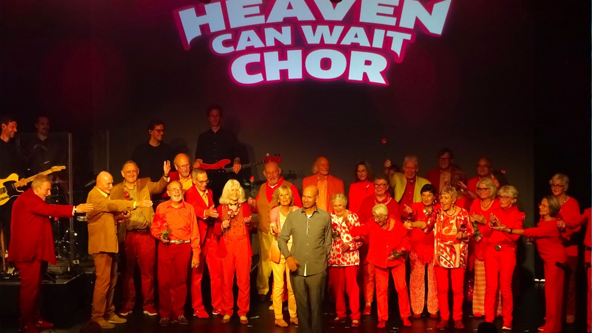 Der "Heaven Can Wait" wurde in der ausverkauften Burg Seevetal in Hittfeld kräftig gefeiert.  | Foto: Ilka Teschner
