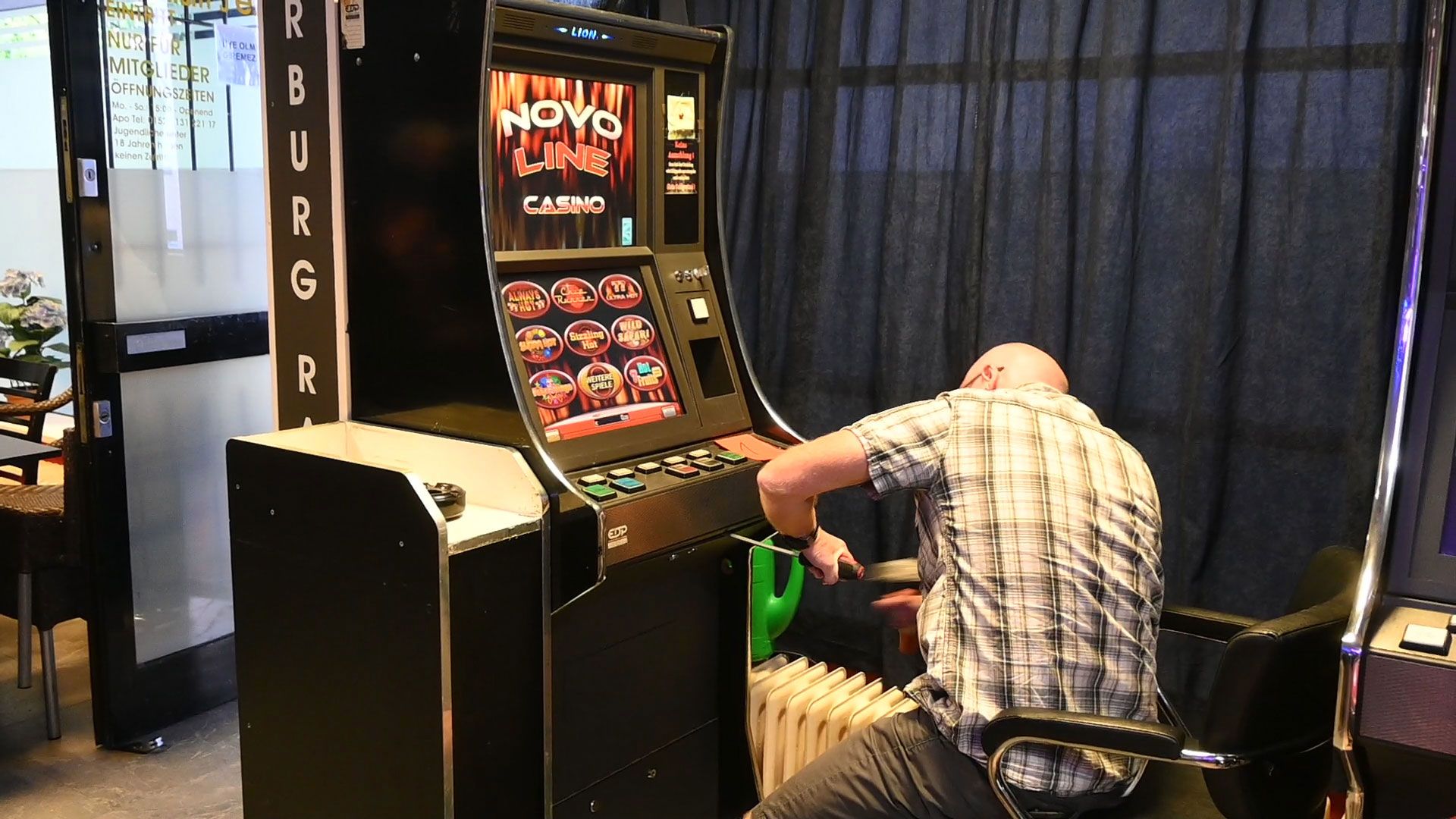 Aus den illegalen Spielautomaten werden die Rechner ausgebaut und beschlagnahmt. | Foto: Lenthe-Medien