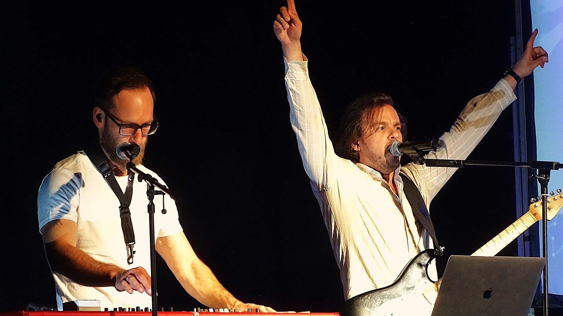 Hauke Quaer am Keyboard und Sören Bröker an der Gitarre sorgten auch beim 5. Rudelsingen wieder für viel Stimmung in der "Burg Seevetal" in Hittfeld.  Foto: Ilka Teschner