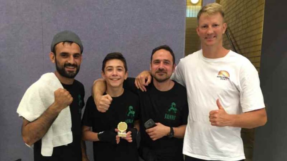 Hasan Kiraz (von links, Trainer), Nikolaos Kosmadakis, Janni Kosmadakis (Vater) und Mark Haupt (Trainer). | Foto: ein