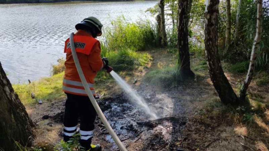 Wie hier am See im Maschener Moor mussten in den vergangenen Tagen immer wieder Freiflächenbrände durch die Feuerwehren des Landkreises Harburg abgelöscht werden. | Foto: ein