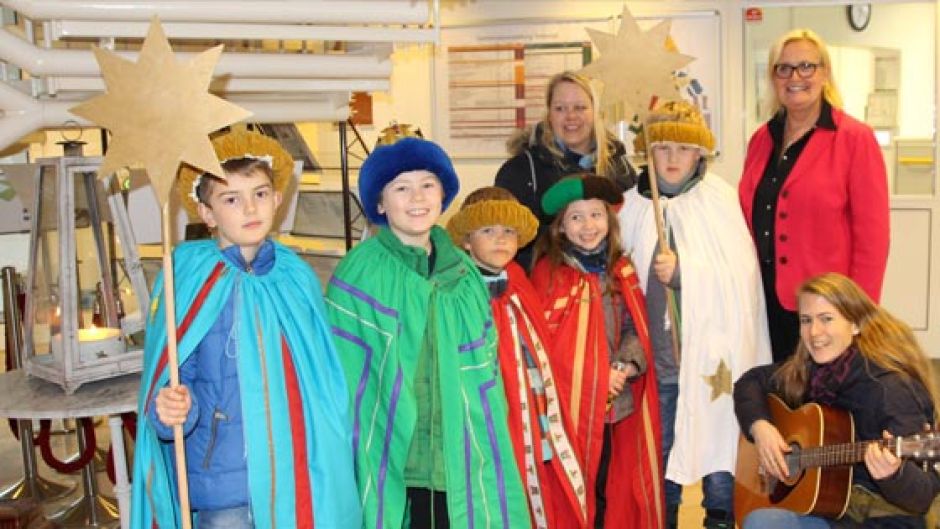Seevetals Bürgermeisterin Martina Oertzen (hinten, rechts) empfing die Sternsinger im Rathaus. | Foto: ein