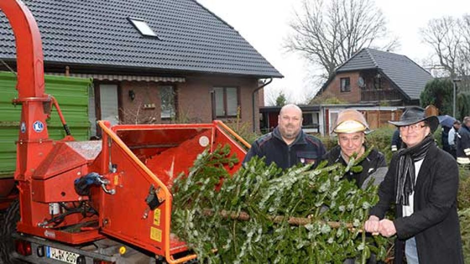 Die Schlagersänger Peter Sebastian und sein Musiker-Kollege Jan Hayston, entsorgen gemeinsam mit Roenneburgs Wehrführer Marc Lotto den ersten Tannenbaum beim 23. Schredderfest der Freiwilligen Feuerwehr in Rönneburg. Peter Sebastian hat in Harburg-Roenneburg seine Musikfirma Toi Toi Toi Records und engagiert sich seit Jahren beim Schredderfest, dessen Erlös in den Verein Unfallgeschaedigter Kinder in Hamburg geht.  | Foto:  News4HH/Lenthe