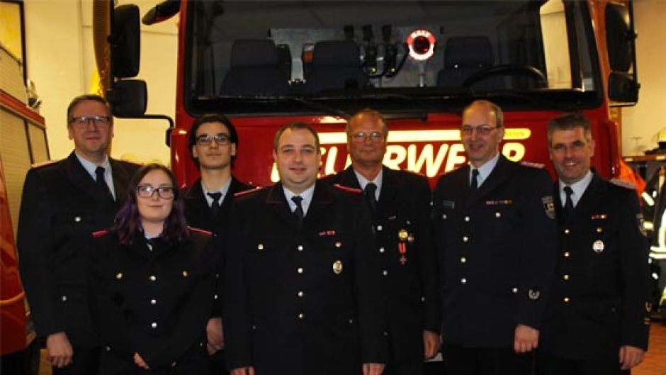 Bei der Feuerwehr Ehestorf/Alvesen freuen sich Ortsbrandmeister Carsten Heitmann (von links), Anna-Lena Bröder, Felix Koch, Mirko Maaß, Rainer von Aspern, Gemeindebrandmeister Stephan Wilhelmi und der stellvertretende Kreisbrandmeister Torsten Lorenzen über die Ehrungen und Beförderungen. | Foto: ein