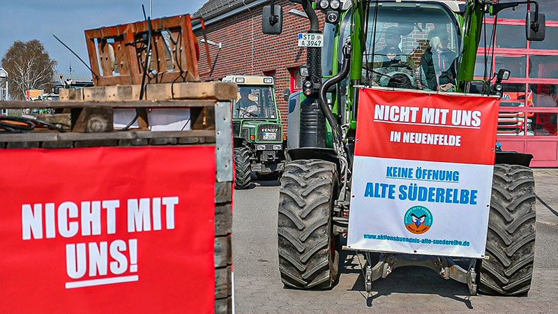 Die Obstbauern aus dem Alten Land und Naturschützer protestierten gegen die Öffnung der Alten Süderelbe am Mittwoch mit einer Treckerdemo und übergaben der Bürgerschaft rund 28.000 Unterschriften. | Foto: Caroline Dobs
