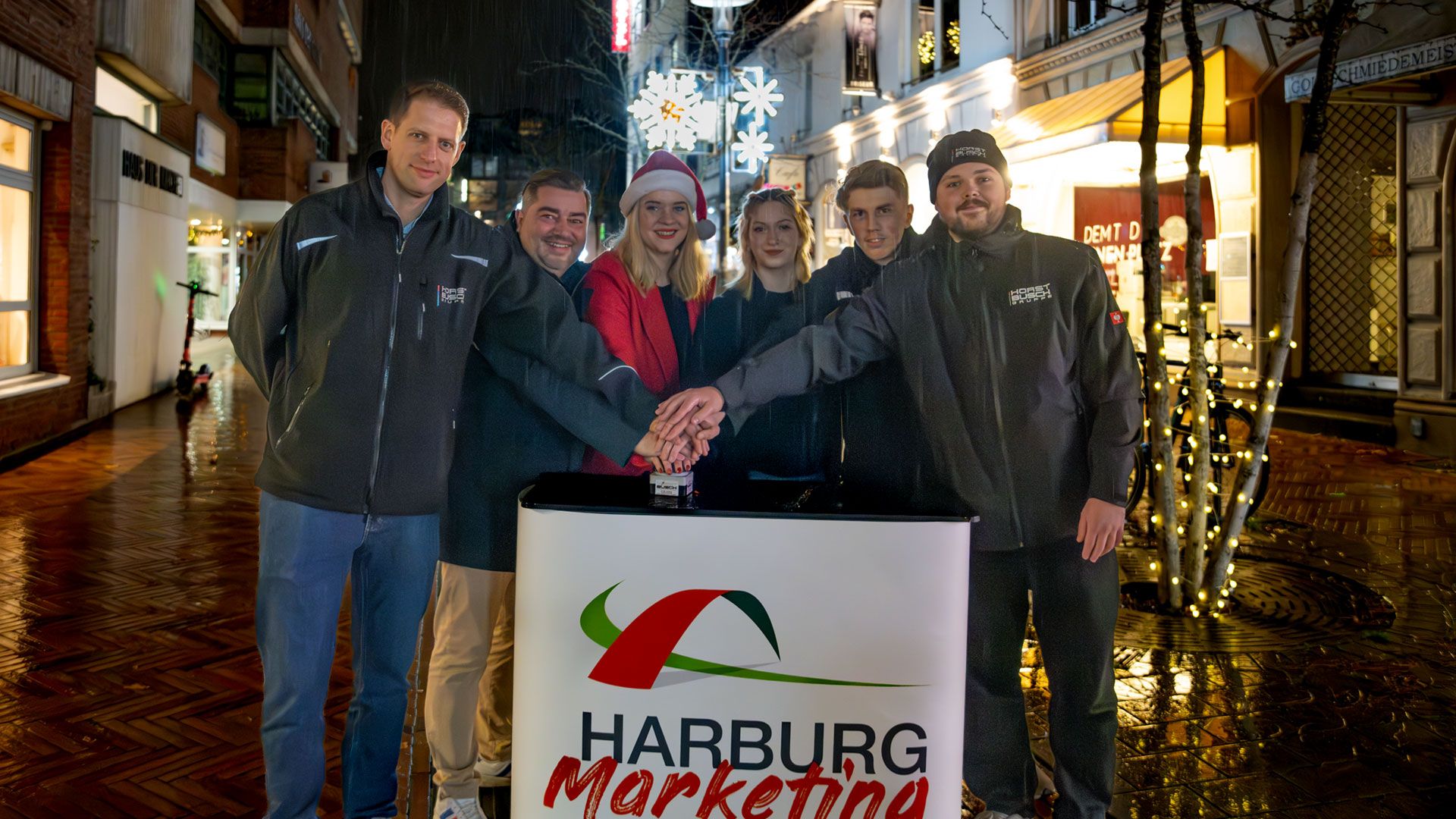 Buzzer gedrückt und los: Andreas Huber, Uwe Schneider, Antonia Marmon und die Azubis Vera Quarta, Sebastian Emme und Leo Simon (v.l.) gaben den Startschuss für die Weihnachtsbeleuchtung. | Foto: Niels Kreller