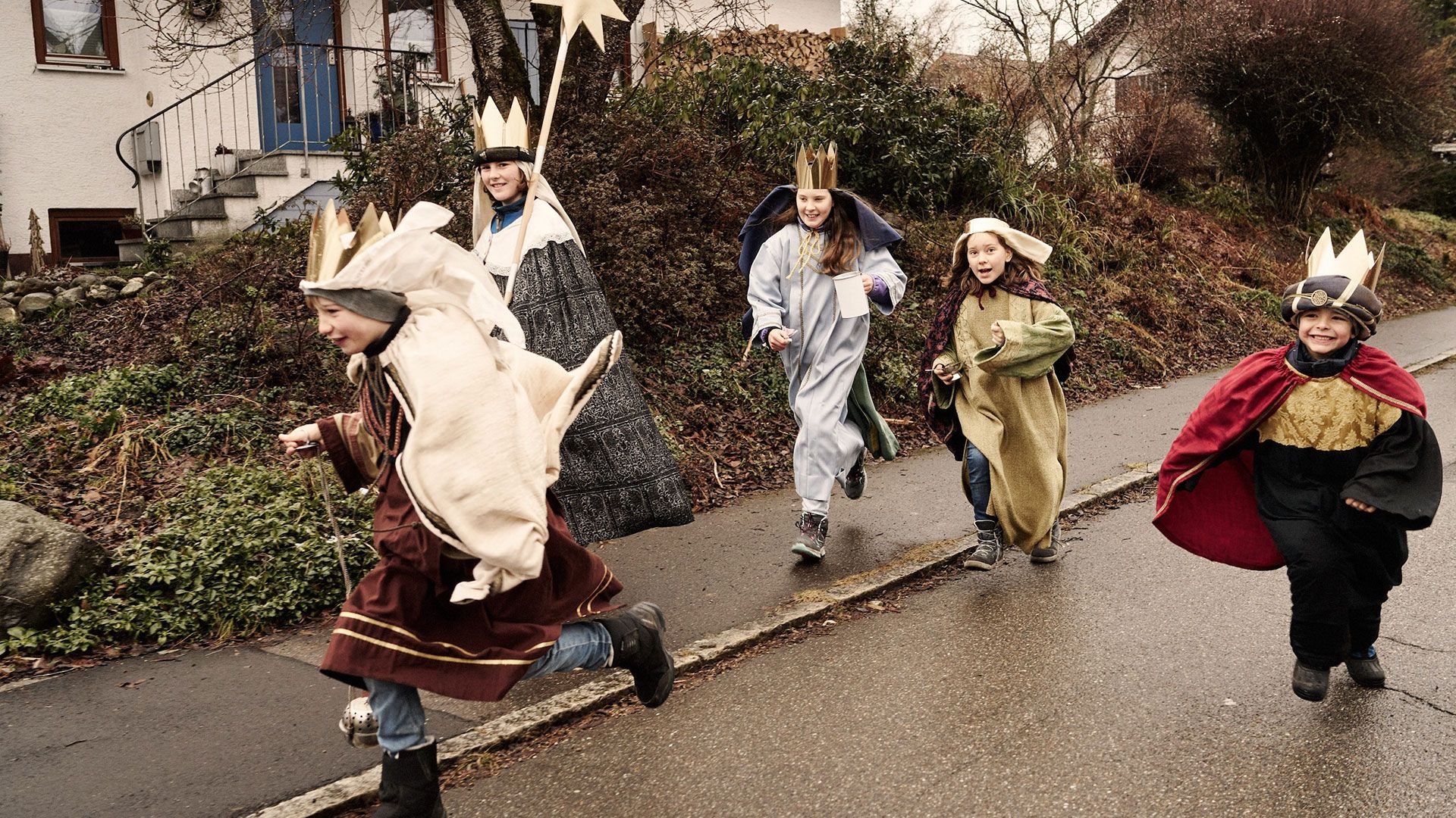 Die Sternsinger der Pfarrei St. Maximilian Kolbe bringen Segen und sammeln für benachteiligte Kinder. | Foto: ein