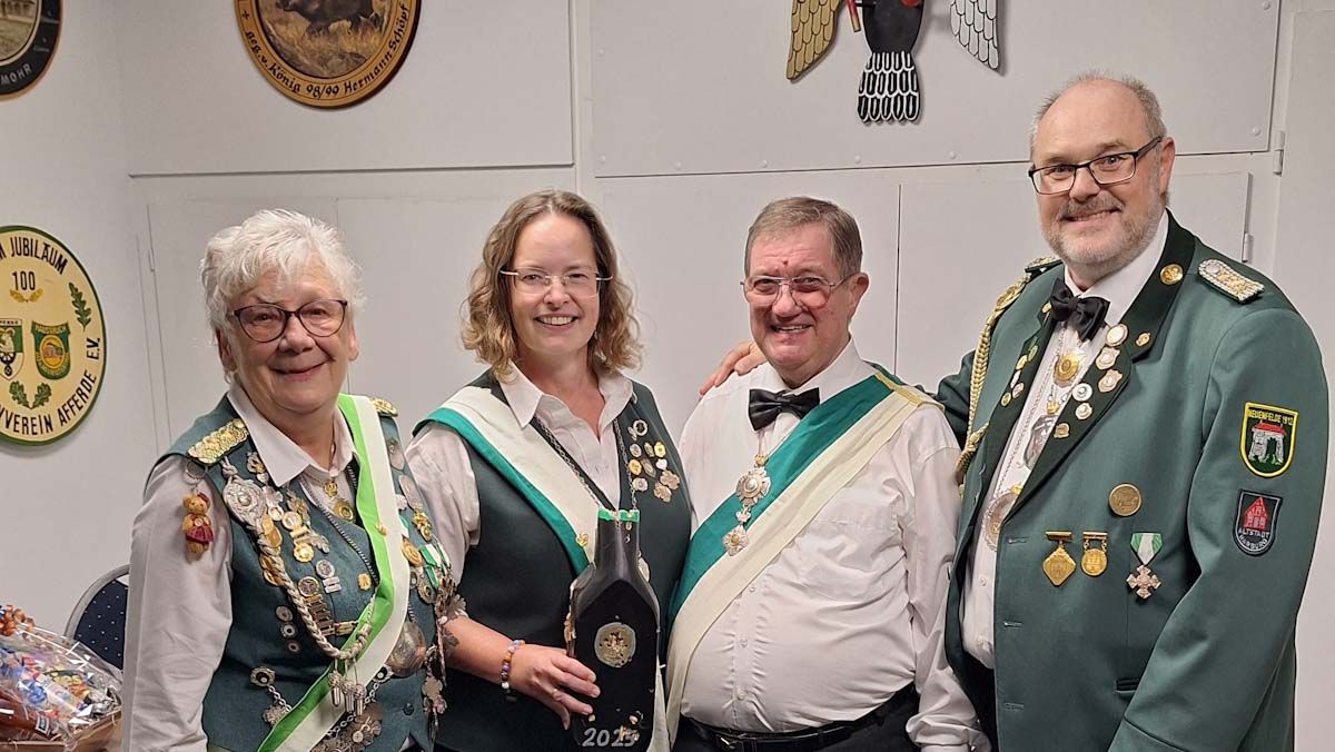 Proklamation beim Schützenverein Altstadt Harburg in Hausbruch: Damenkönigin Manuela Krich (von links), die neue Schützenkönigin Martina Wiechers sowie Vizekönig und Erster Vorsitzender Werner Reichert und Ex-Majestät Oliver Schmied-Wiechers. Foto: HHF