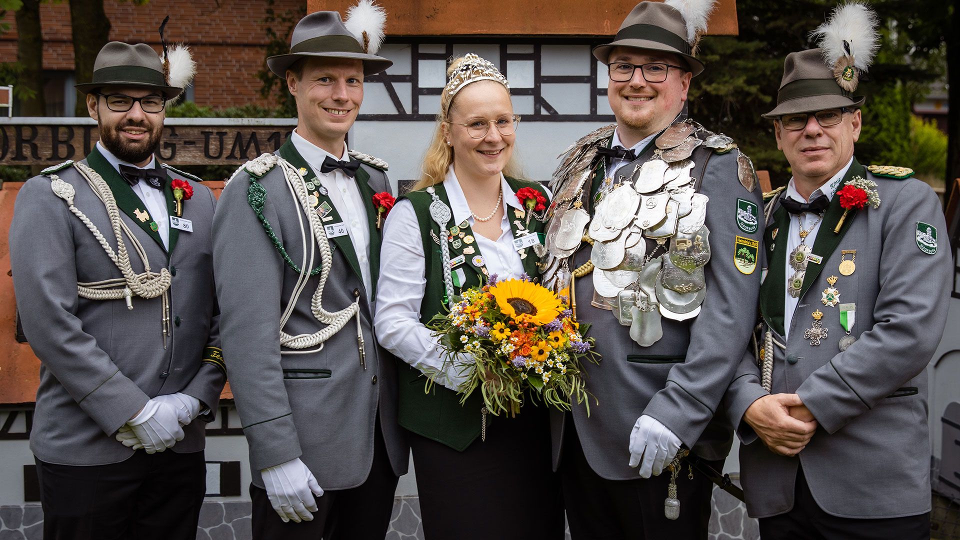 Die neue Königscrew zu Moorburg: König Marlon Seltmann (4.v.l.) mit Königin Jessica Sabsch und den Adjutanten Marcel Ritter, Michael Rüpke und Michael Seltmann (v.l.n.r.). Foto: Tina Svensson (Instagram: svensson.photography)