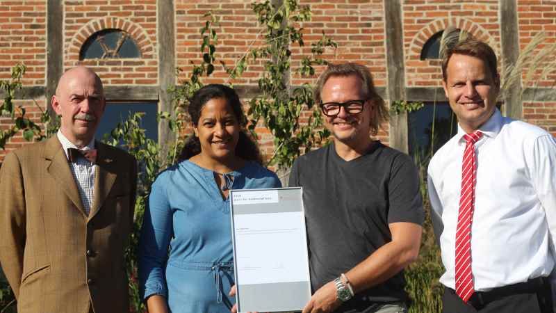 Die Eheleute Denise und Stefan Bez aus dem idyllischen Ortsteil Krümse in Drage strahlten, als sie jetzt von Michael Heinrich Schormann (links), stellvertretender Geschäftsführer der Niedersächsischen Sparkassenstiftung in Hannover, und Jörn Stolle (rechts), Regionalbereichsdirektor Ost der Sparkasse Harburg-Buxtehude aus Winsen, die Urkunden und den Scheck in Höhe von 6.000 Euro entgegennahmen. | Foto: Wolfgang Gnädig