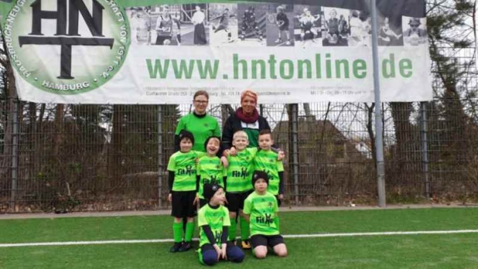 Die HNT-G-Jugend-Fußballer mit Trainerin Yvonne Petrich (hinten rechts). | Foto: ein