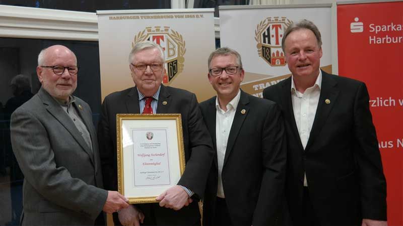 Wolfgang Aschendorf (2.v.L.) wurde auf der Jahreshauptversammlung des HTB zum Ehrenmitglied ernannt. HTB-Präsident Michael Armbrecht (3.v.L), Klaus Buchholz (links) und Ralph Fromhagen gratulierten. | Foto: ein