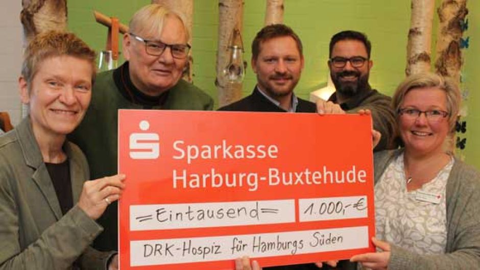  Spendenübergabe der Harburger Jäger: Dr. Simone Thiede (links) und Britta True vom Harburger DRK-Hospiz in Langenbek mit Rudolph Wendt, Jörg Bösenberg und Sascha Barth. | Foto: Tapken