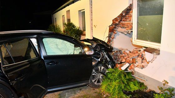 Am Mittwochabend riss der Fahrer dieses PKW in Moorburg ein großes Loch in eine Hauswand, als er die Kontrolle über sein Fahrzeug verlor und gegen das Haus im Moorburger Elbdeich fuhr. | Foto: HamburgNews