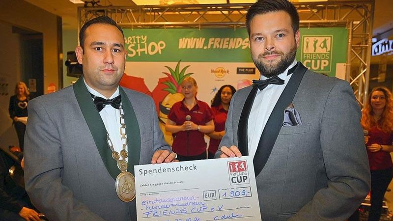 Gildekönig Borhen "Bo" Azzouz (links) und Nico Ehlers überreichten die Spende der Harburger Schützengilde für "Mehr als eine warme mahlzeit". | Foto: Claudius Sanmann