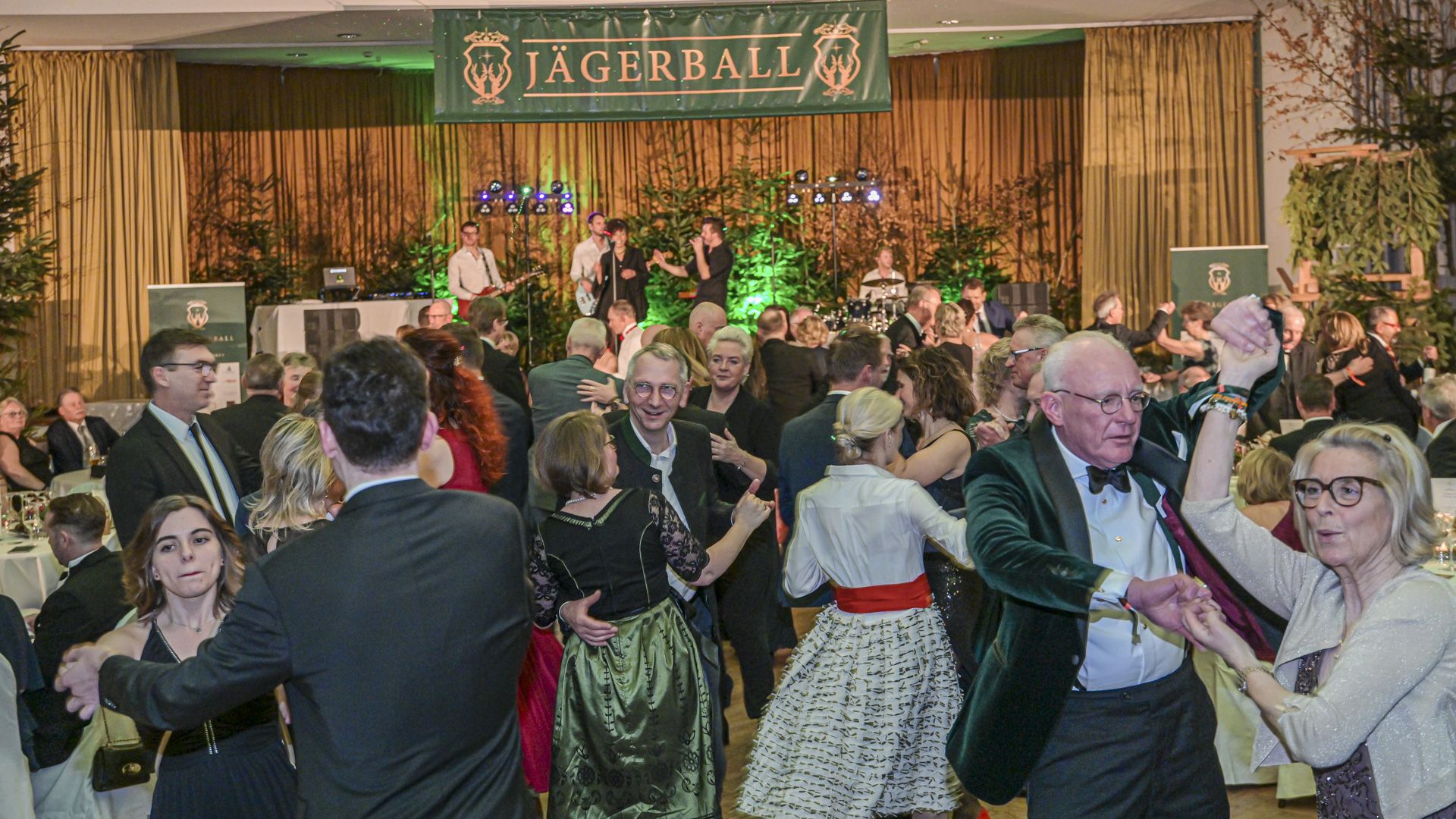 600 Gäste feierten ausgelassen beim 74. Harburger Jägerball. | Foto: Niels Kreller