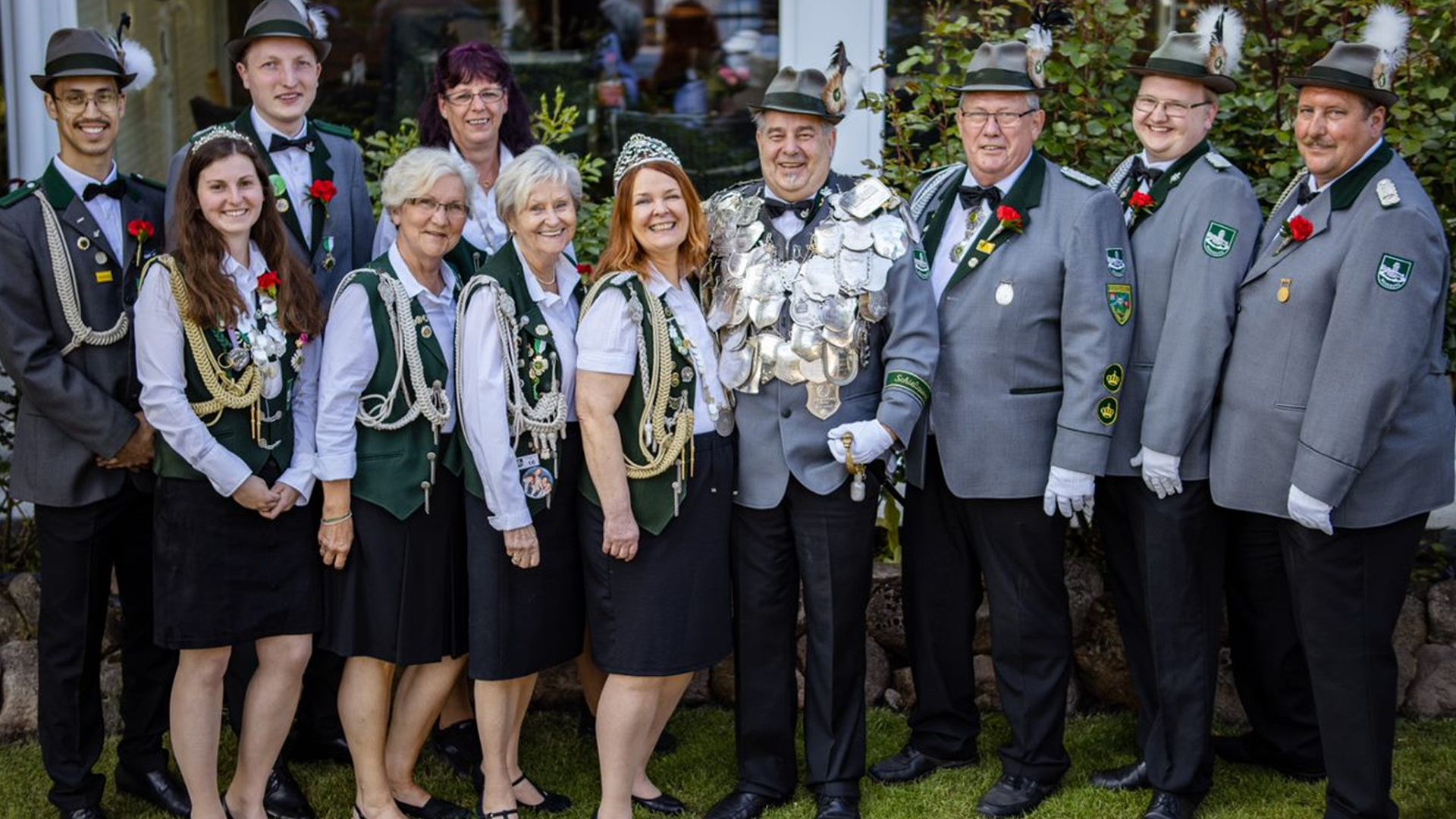 Für die Würdenträger der Moorburger Schützen rund um König Thorsten Höling, Damenkönigin Christine Kaufmann und Jungschützenkönig Laura Höper und ihre Adjutanten geht ein tolles Königsjahr zu Ende. | Foto: Tina Svensson (instagram: svensson.photograaphy)