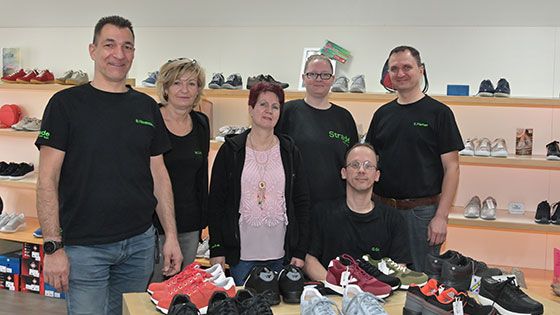 90 Jahre Strade – Gesunde Schuhe – Inhaber Bernd Haunstein (links) und sein Team freuen sich auf die Festtage mit vielen Aktionen.