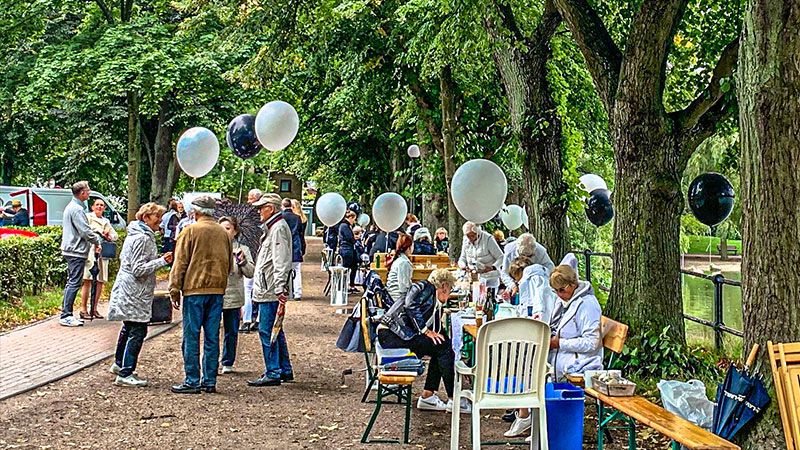 Rund 100 Gäste feierten mit dem Citymanagement und der Harburger Traditionsbaugenossenschaft Eisenbahnbauverein dessen 100-jähriges Bestehen beim Black & White Dinner an der Außenmühle. | Foto: ein