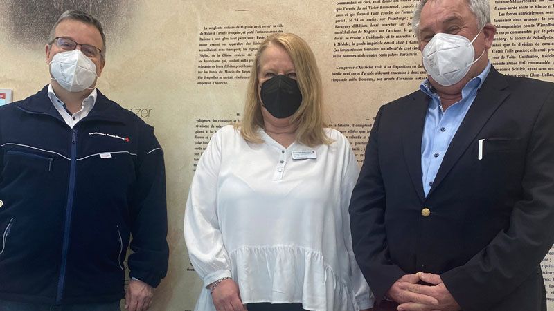 DRK-Vorstand Harald Halpick (l.), Gabi Kruse, Pflegedienstleiterin DRK Harburg, und Frank-Joachim Paul, Gebietsleitung Menüservice apetito AG, stellen das neue Angebot vor. | Foto: DRK Harburg