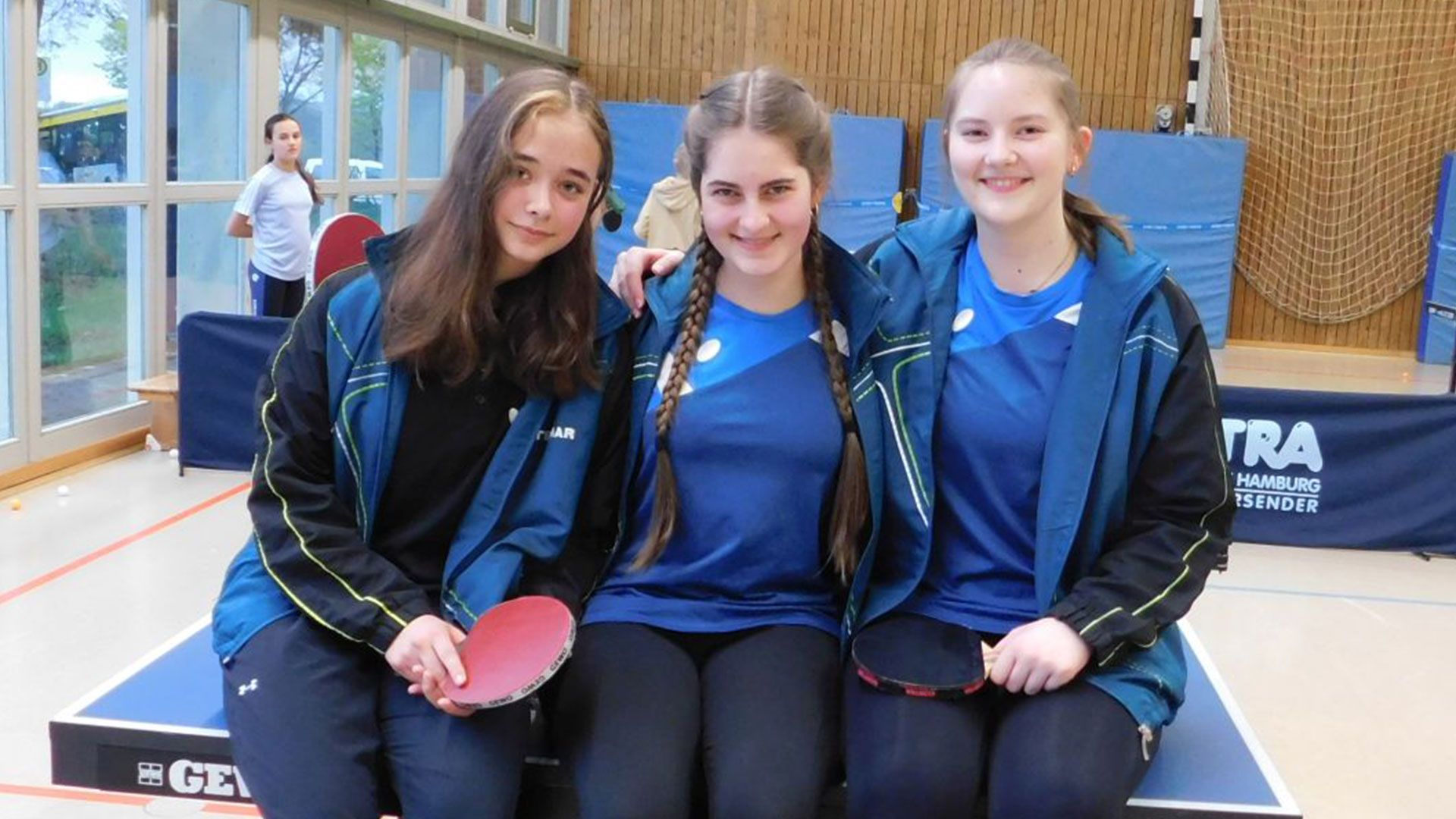 Steigen in die Tischtennis-Bezirksliga der Mädchen auf: Romy Wöbel (von links), Johanna Hofmann und Sophie Andresen. | Foto: Udo Bade