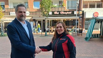 Michaela Voller (Stadtwerke Buchholz), Stadtbaurat Manuel Reichel und auf einem Foto Yasar Yildirim, der die Wasserpatenschaft übernommen hat. Foto: Stadt Buchholz