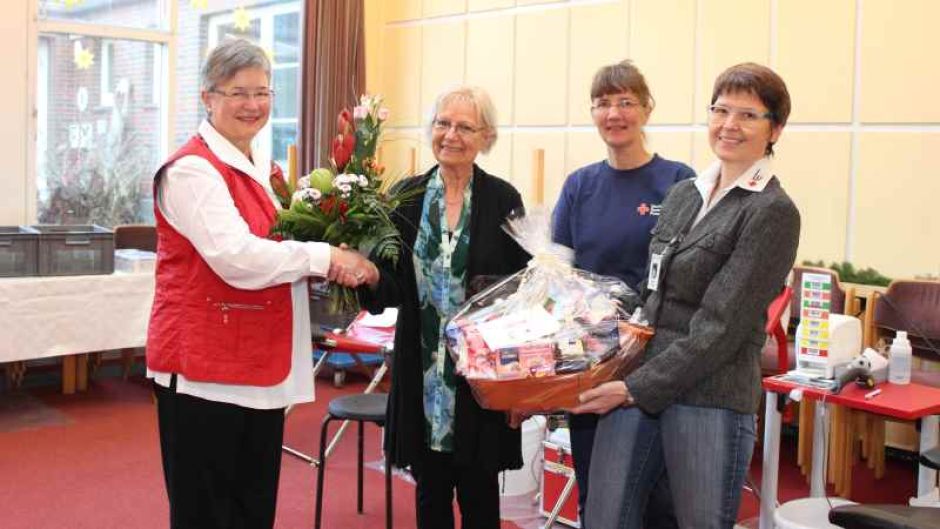 Ruth Rudnik dankt  Brigitte Hillebrecht für die vielen Jahre, in denen der DRK-Blutspendedienst so freundlich aufgenommen wurde. | Foto: ein