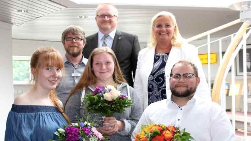 Julia Temme (von links), Ron Gauger (Leiter Ordnungsabteilung), Sabrina Schütt, Mike Wille (Hauptamtsleiter), Bürgermeisterin Martina Oertzen und Lars Becker. | Foto: ein