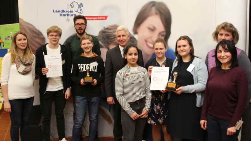 Die Goldene Glühbirne 2019 für die besten „Dreh-Ab!“-Energiesparmaßnahmen hat Landrat Rainer Rempe (Mitte) an die Energieteams der Oberschule am Buchwedel aus Stelle (rechts) und der Integrierten Gesamtschule Buchholz (links) überreicht. | Foto: ein