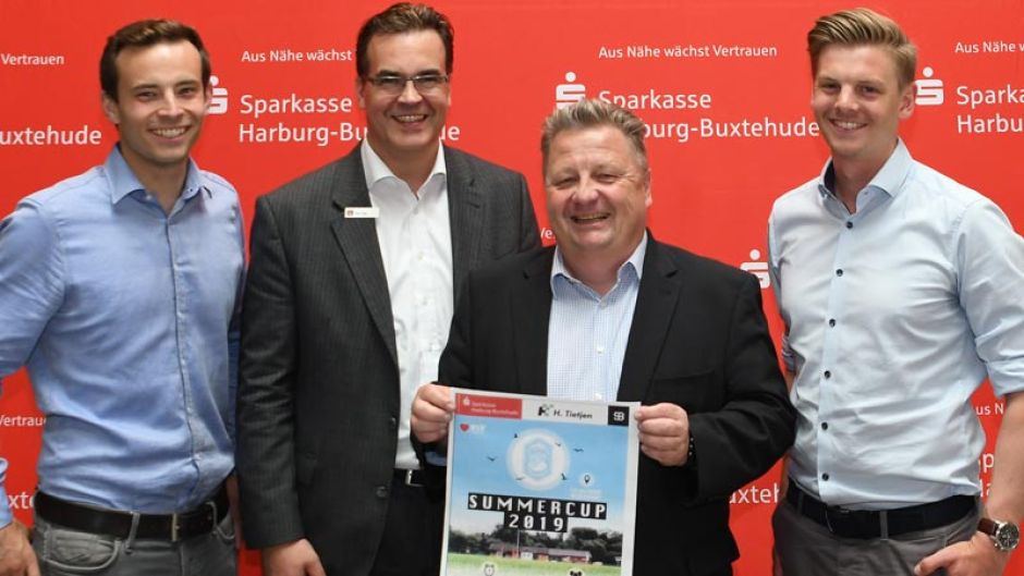 Torben Hildebrandt (Vorstand VSV), Uwe Engel (Sparkasse Harburg-Buxtehude), Lutz Becker (Präsident VSV) und Christopher Gorg (Kapitän 1. Herren VSV) stellen den Spielplan des Sparkassen Summer Cup 2019 vor. | Foto: Niels Kreller