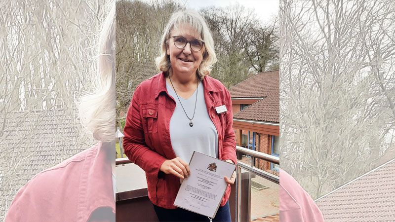 Vera Müller-Wallbaum, Pflegedienstleiterin im DRK-Hospiz in Langenbek, mit ihrer Examensurkunde. | Foto: DRK Hamburg-Harburg