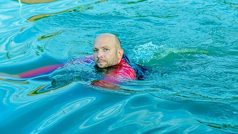 Versprechen gehalten: Wenn 500 Euro Spenden für politisch Gefangene in Belarus zusammenkämen, werde er auf der Este in sein Wahllokal schwimmen, versprach der grüne Bundestagskandidat Manuel Sarrazin aus Cranz. | Foto: Niels Kreller