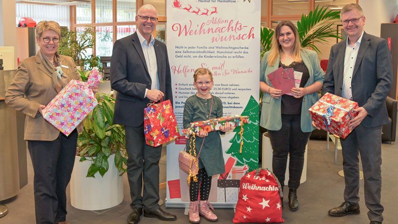 Freuen sich gemeinsam auf die „Aktion Weihnachtswunsch“ : Andreas Sommer (von links), Präsident des Lions-Club, Cord Köster Regionalleiter der Sparkasse Harburg-Buxtehude, Yasmin Kleeblatt, Fachberatung und Koordinatorin des Friedenshorts und Wolfgang Göbel, Schatzmeister des Lions Club sowie ein Friedenshort-Kind Cathaleya. | Foto: Sparkasse