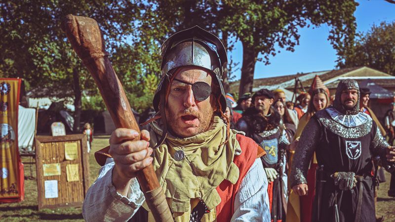Eine Zeitreise - unter anderem mit dem Stadtwächter Wachsam - erleben die Besucher des Katharinenmarktes in Hoya-Weser. | Foto: ein