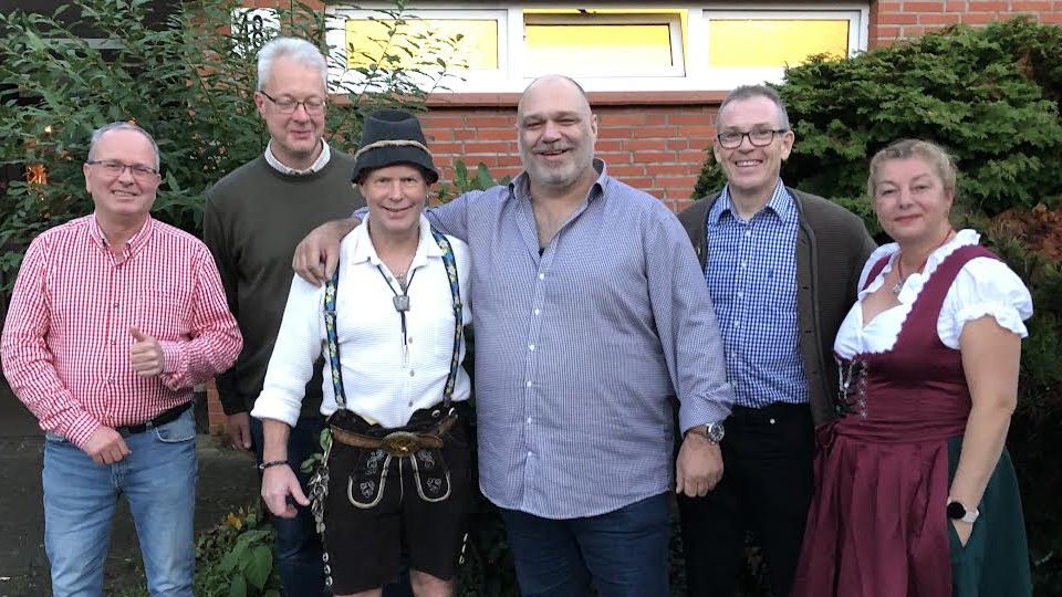 Pächterwechsel im Schützuenheim Neugraben; André Siebert (von links) und Peter Lindheim vom geschäftsführenden Vorstand, Rainer Schaefer (bisheriger Pächter), Niko Agas (neuer Pächter), der Vereinsvorsitzende Frank Schwarz und Yvonne Helmerichs (Mitglied geschäftsführender Vorstand). | Foto: Bobeck-Niculescu