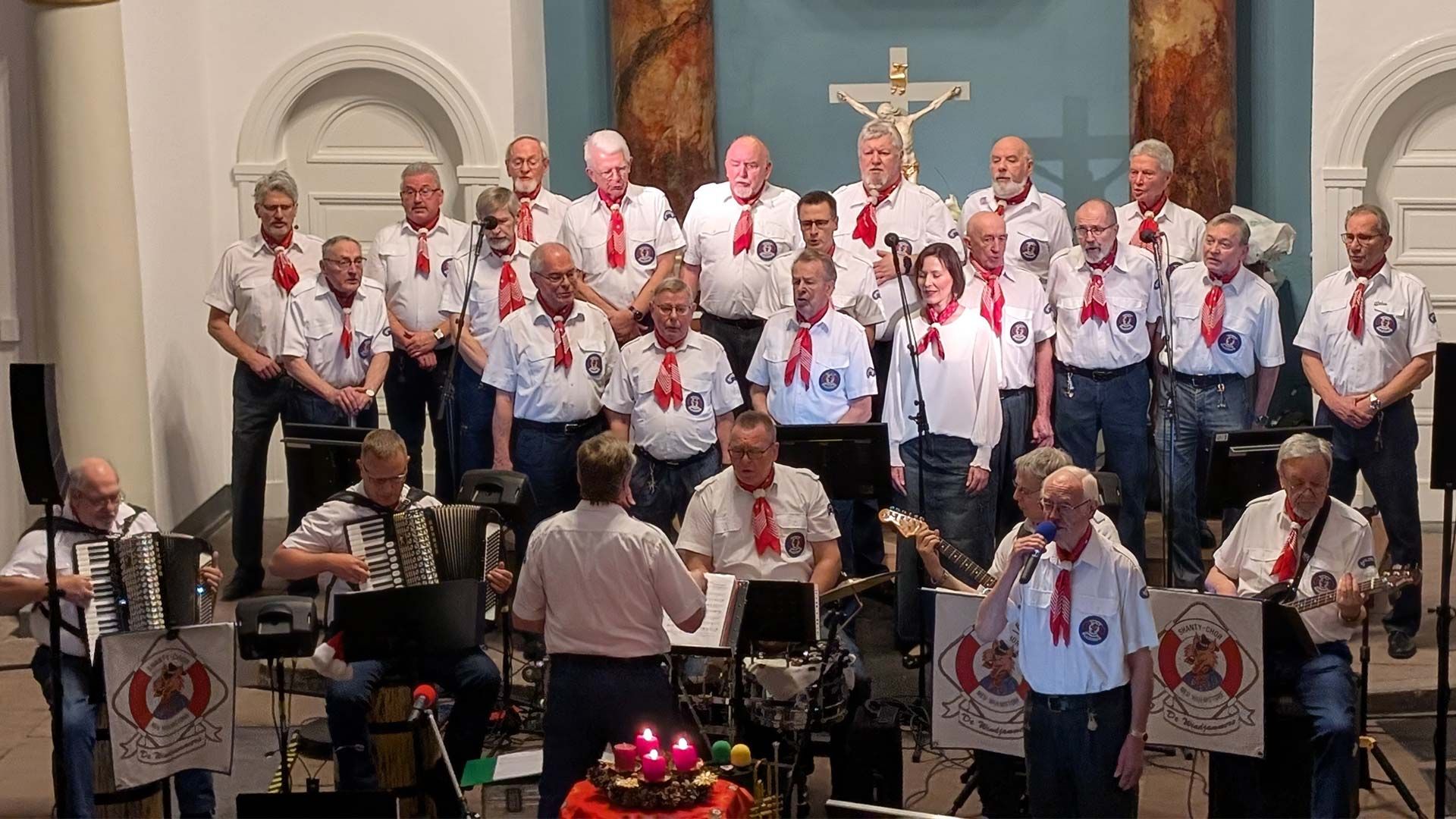 Der Neu Wulmstorfer Shantychor "Windjammers" begeisterte bei seinem Weihnachtskonzert in der St. Gertrudkirche Altenwerder. Foto: Peikert